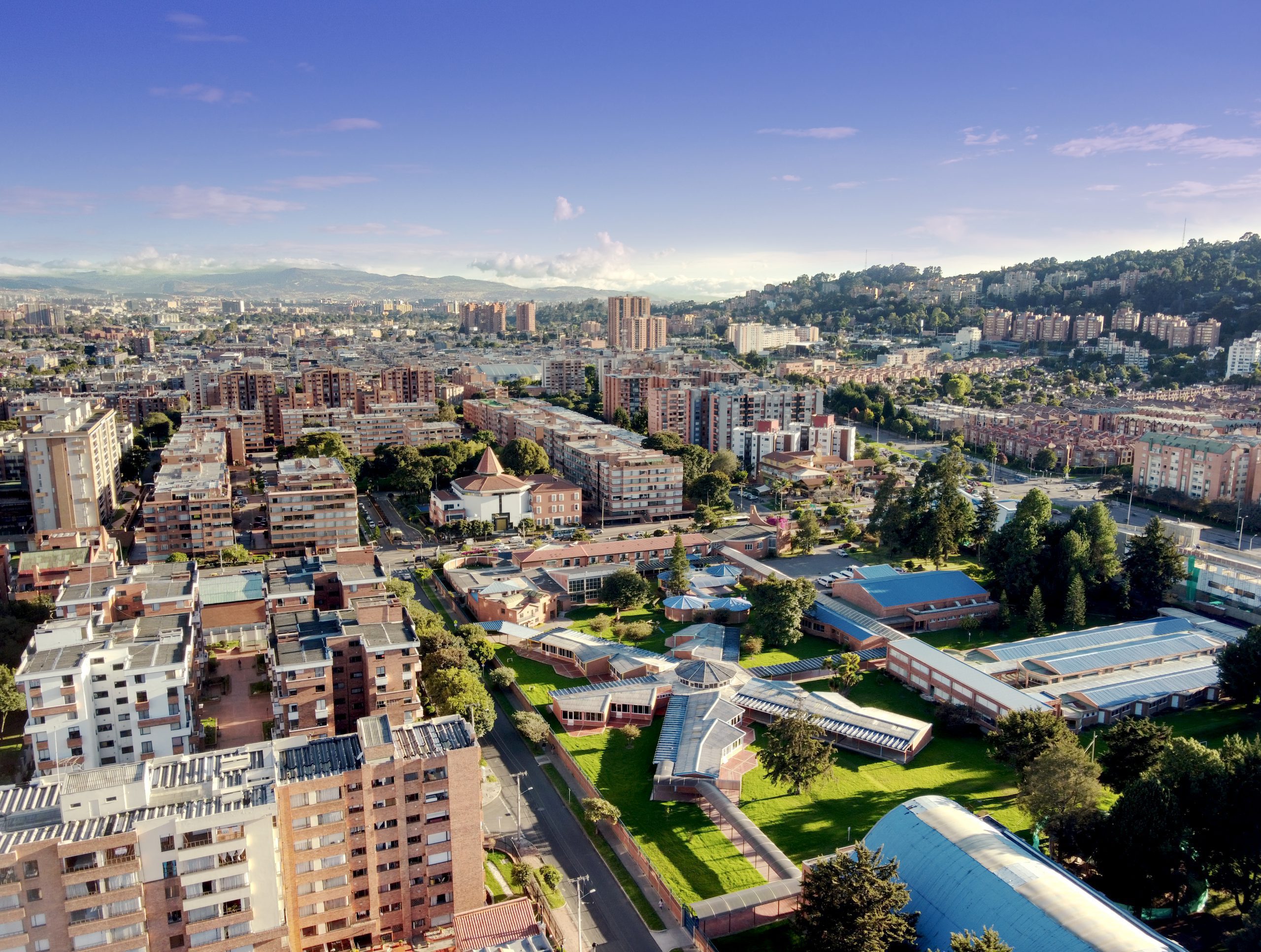 Fotografía aérea de un colegio en Bogotá, tomada desde un drone no tripulado.